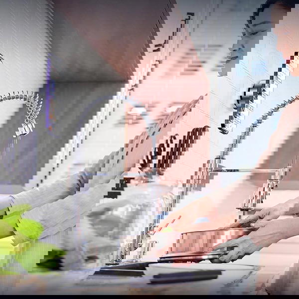 حامل هاتف بتقنية الشفط الذكية Image 2 Preview