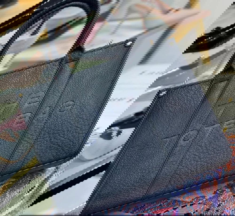 THE TOTE BAG - الشنطة اللي كل بنت بدها! 🛍️💥 Preview Image