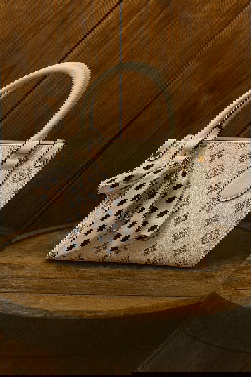 الشنطة الأسطورية وصلت! 🚨الطبعة العالمية الشهيرة × وشاح حريري × فخامة بلا حدود! 😍✨ Preview Image