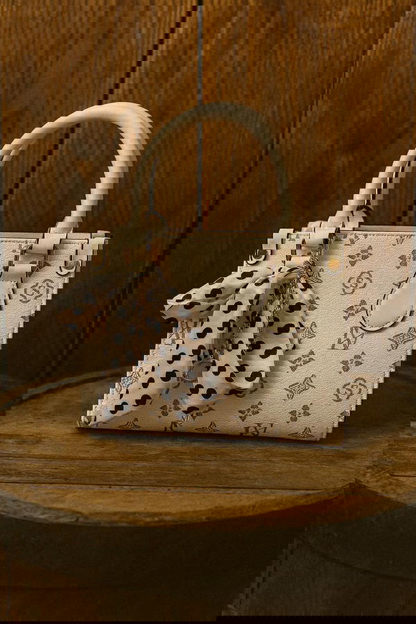 الشنطة الأسطورية وصلت! 🚨الطبعة العالمية الشهيرة × وشاح حريري × فخامة بلا حدود! 😍✨ Image 1 Preview