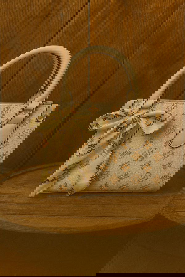 الشنطة الأسطورية وصلت! 🚨الطبعة العالمية الشهيرة × وشاح حريري × فخامة بلا حدود! 😍✨ Image 3 Preview