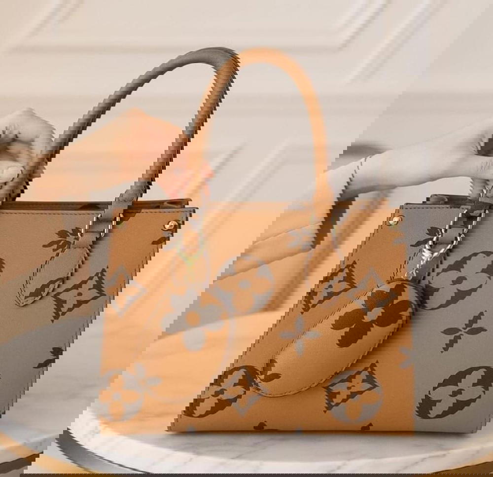 الشنطة الأيقونية بالطبعة الشهيرة  Preview Image