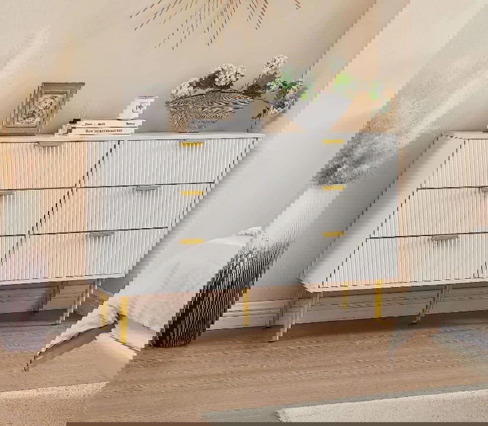 خزانة ذات تصميم عصري أنيق، تحتوي على ستة أدراج موزعة على ثلاث صفوف. Preview Image