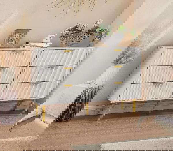 خزانة ذات تصميم عصري أنيق، تحتوي على ستة أدراج موزعة على ثلاث صفوف. Image 1 Preview