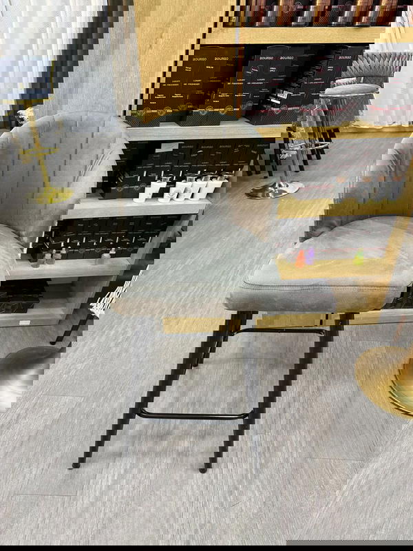 كراسي بار مخمل .الارجل حديد .الارتفاع 70 كامل مع القعده Image 4 Preview