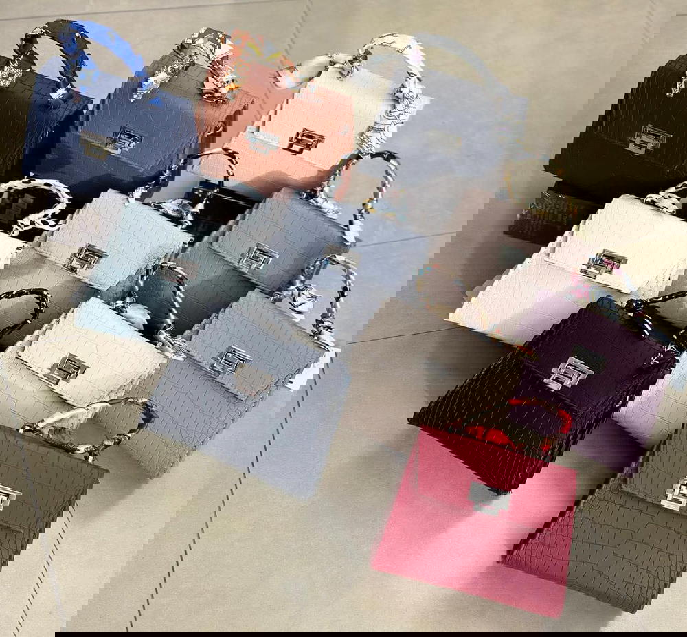 كولكشن CROCO الكامل - 10 شنط فاخرة! 🌟كولكشن حصري × جلد كروكو × قفل معدني راقي × وشاح حريري! ? Preview Image