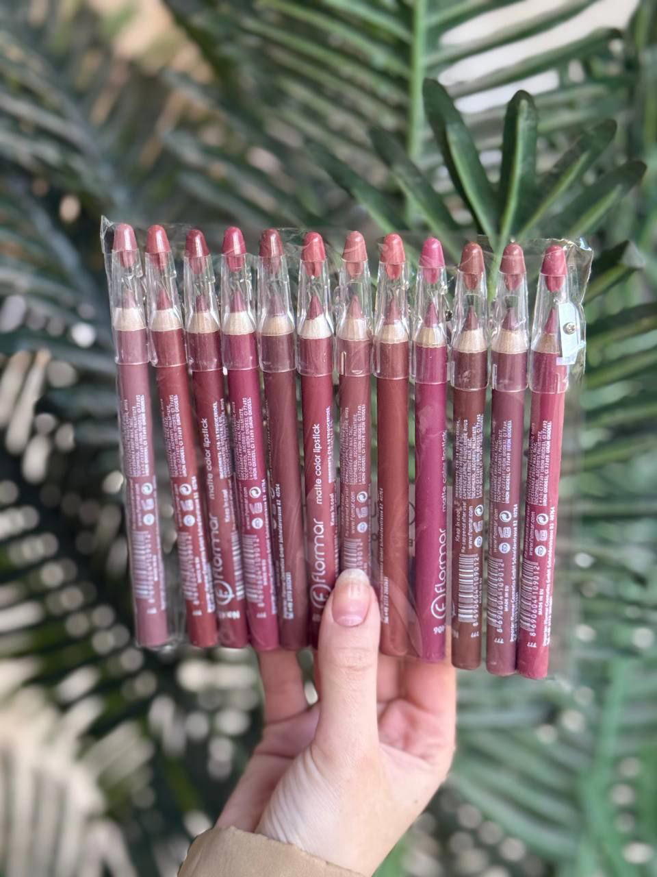 ليب لاينر دزينه 12 حبة  🔥🔥 Preview Image