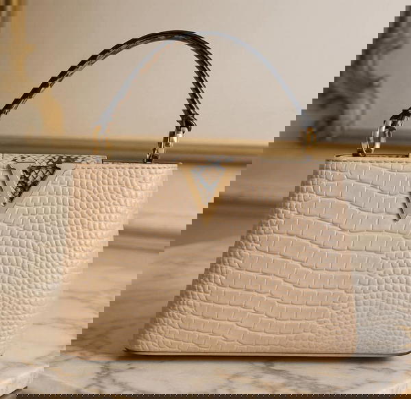 شنط V الفاخرة بجلد الكروكو! 👑 Image 1 Preview