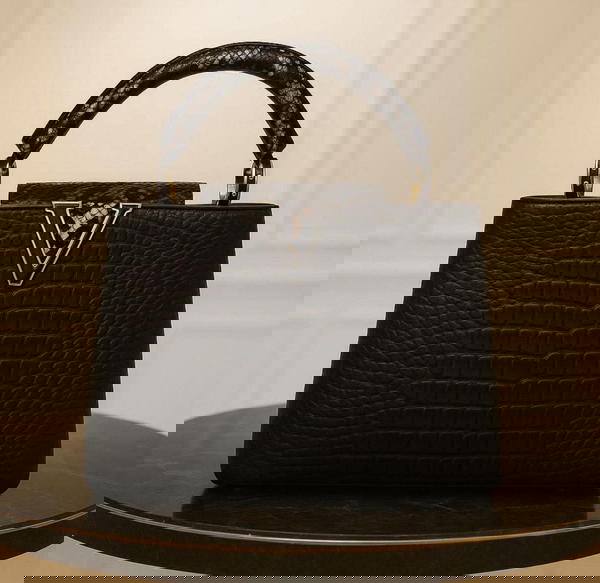 شنط V الفاخرة بجلد الكروكو! 👑 Image 4 Preview