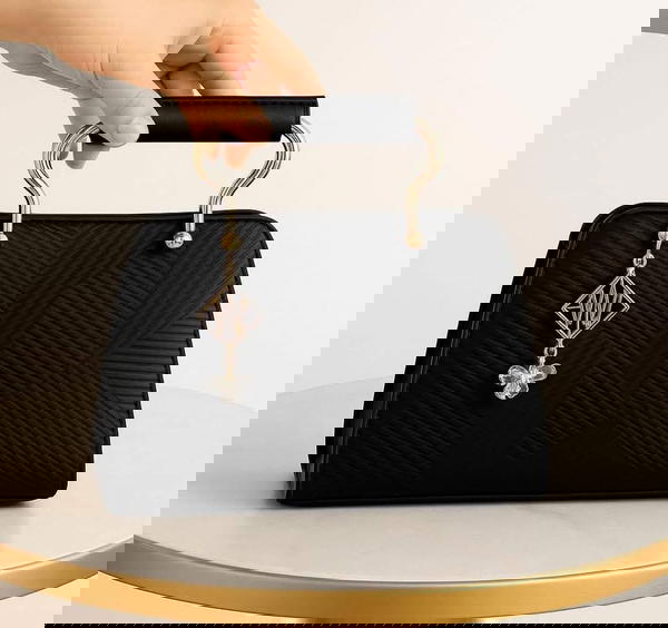 شنط بتصميم هندسي راقي  Image 2 Preview