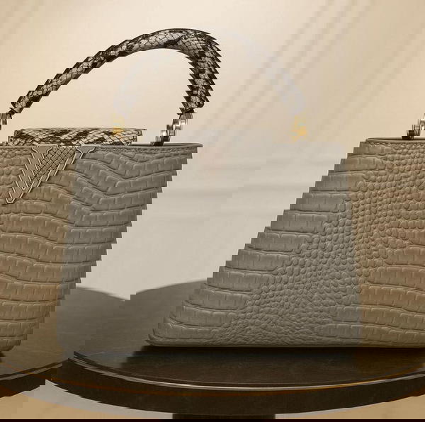 شنطة V بجلد الكروكو الأسود  Image 3 Preview