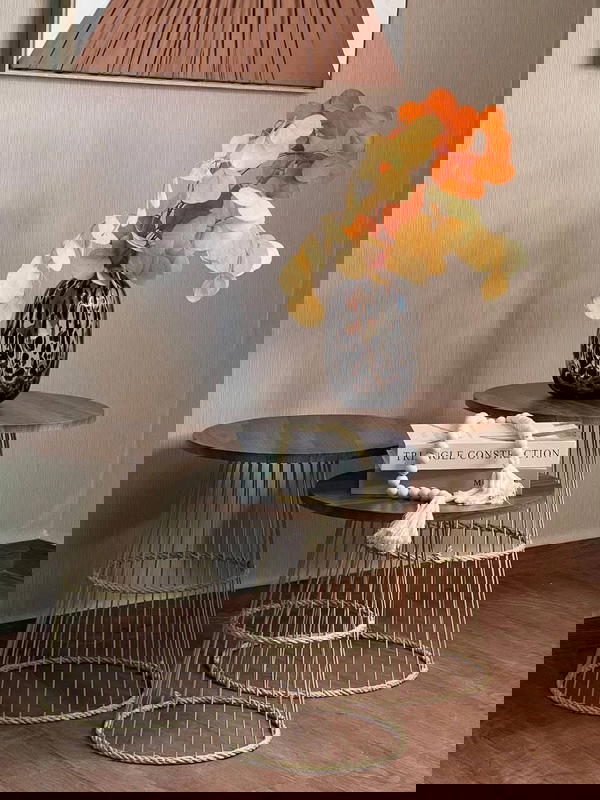 طقم إسكملات يجمع بين فخامة الخشب الطبيعي وأناقة القاعدة الذهبية مع لمسة القش المدموج التي تمنح ديكورك لمسة عصرية دافئة ✨… قطعة فنّية تعكس ذوق راقٍ في كل زاوية من منزلك Image 1 Preview