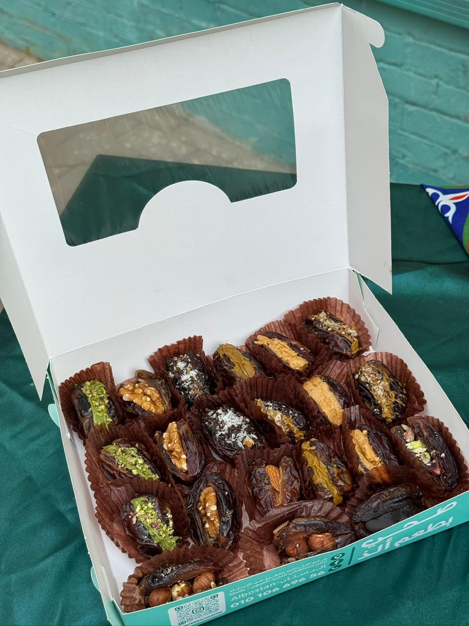 بوكس تمر مجدول محشو مكسرات وشوكلت وزن 450جم Preview Image