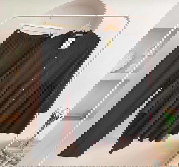 سوت قطعتين بزراير Image 4 Preview