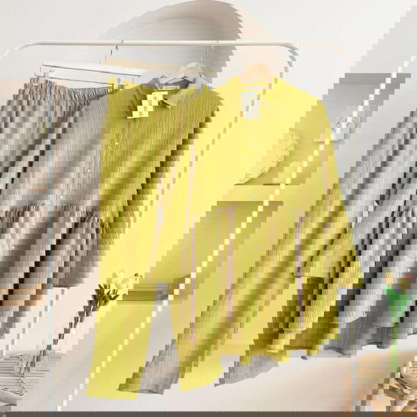 سوت قطعتين بزراير Image 5 Preview
