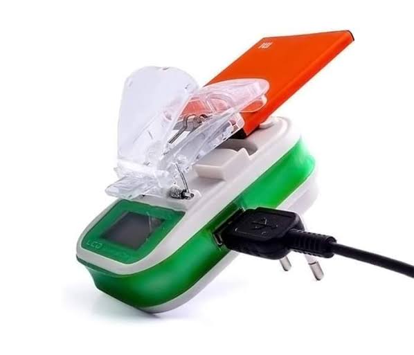 شاحن بطاريات ديسك توب شامل مزود بشاشة LCD ومنفذ USB Image 1 Preview