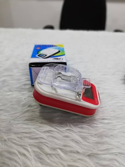 شاحن بطاريات ديسك توب شامل مزود بشاشة LCD ومنفذ USB Image 2 Preview