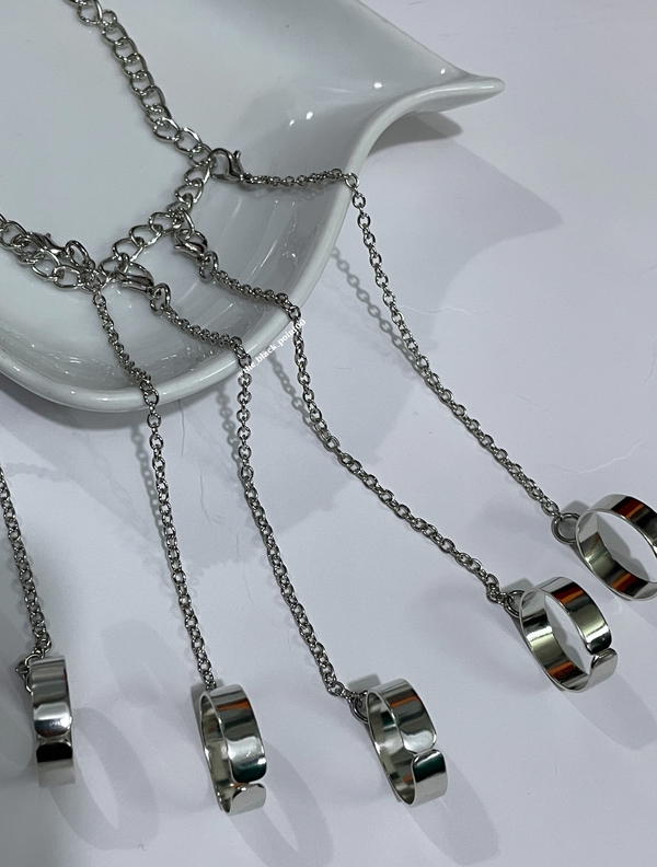 Chain Finger Bracelet Image 3 Preview
