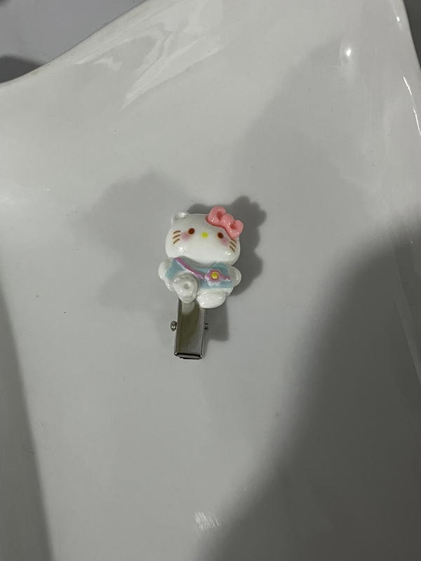Hello Kitty hair clips Image 1 Preview