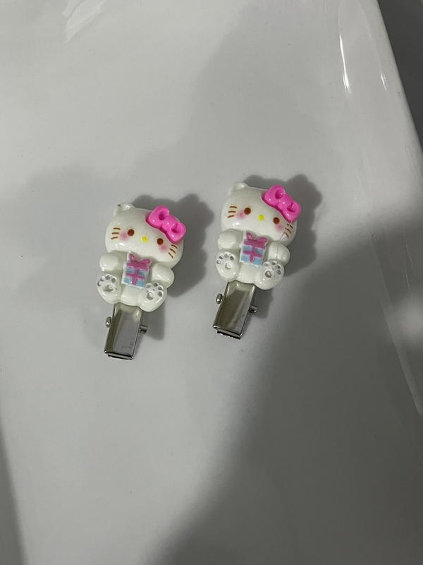 Hello Kitty hair clips Image 1 Preview