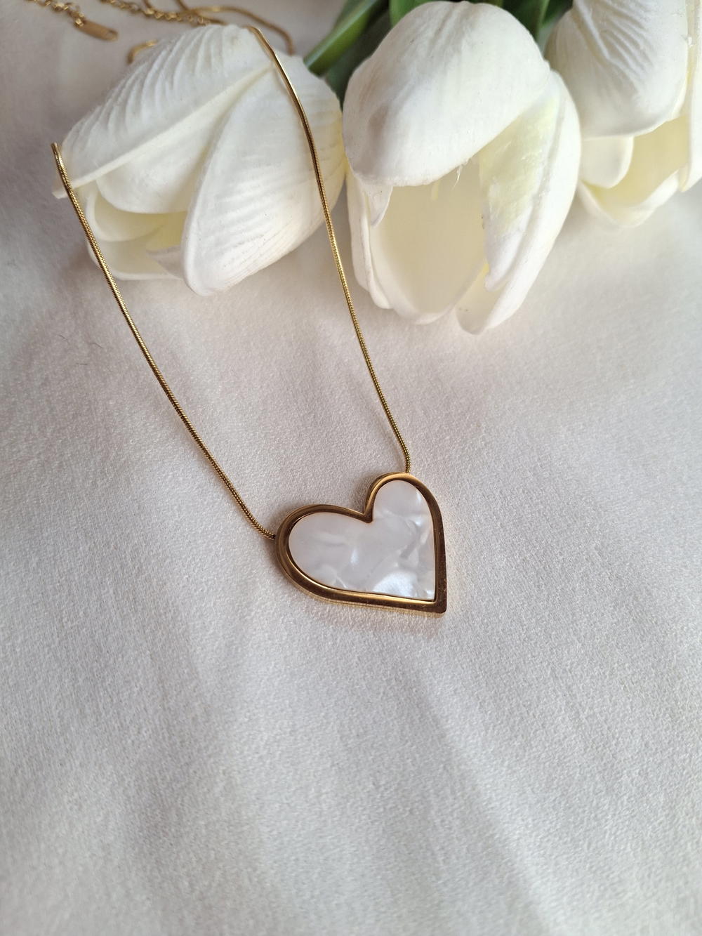سلسله قلب ابيض كبير 💗 Preview Image