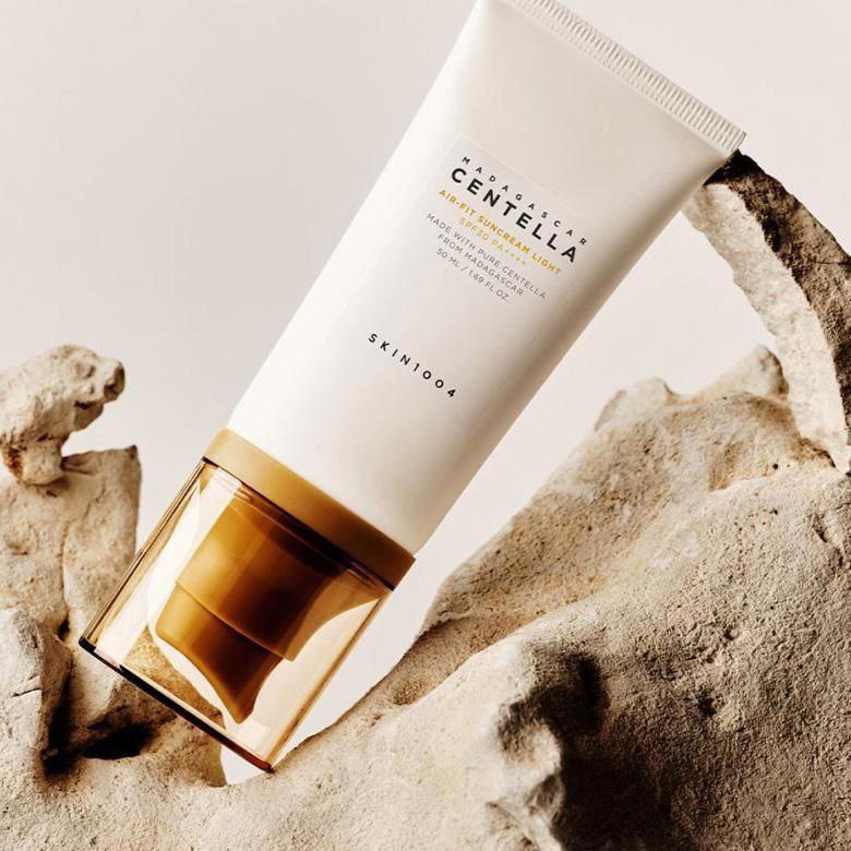 SKIN1004 Madagascar Centella Air-Fit Suncream Light صن بلو: بيهدّي البشرة وبيقلل التهيج - Niacinamide: يوحّد لون البشرة وبيفتحها مع الاستمرار - Madecassoside: يعالج الاحمرار ويدعم حاجز البشرة مميزاته: - حماية قوية من أشعة الشمس ( Preview Image