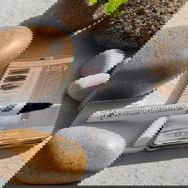 أيلاينر أبيض من روز بيري الأصلي Image 2 Preview