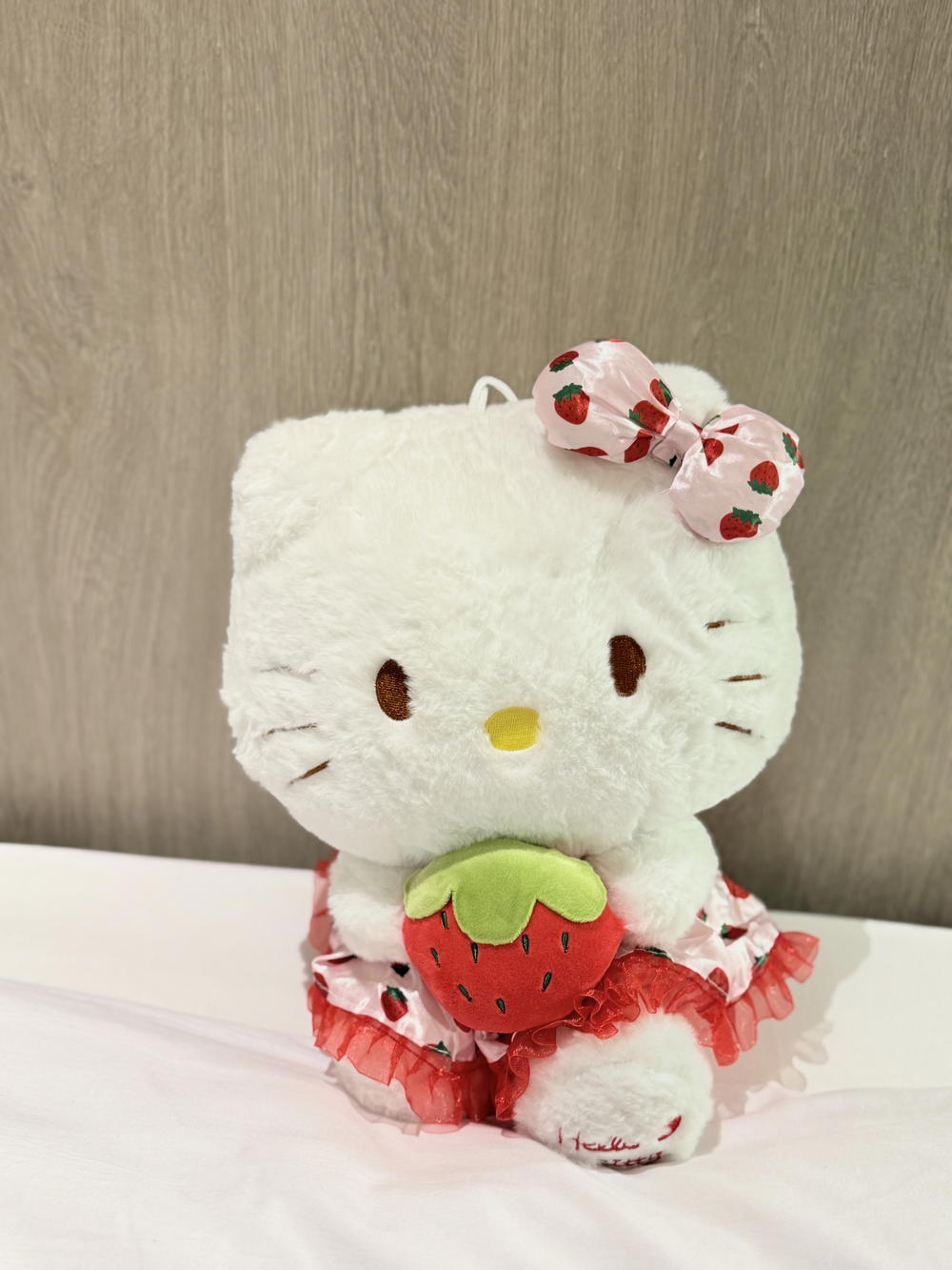 30 cm Strawberry hello kitty Preview Image
