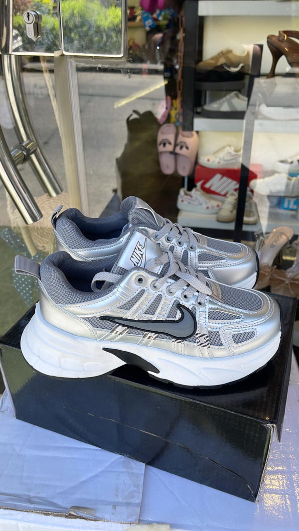 NIKE Image 1 Preview