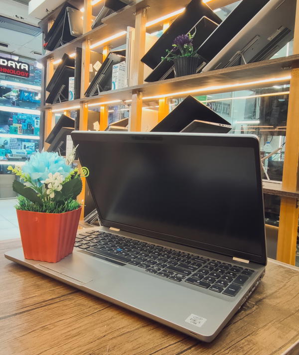 Dell latitude 5561 Image 3 Preview