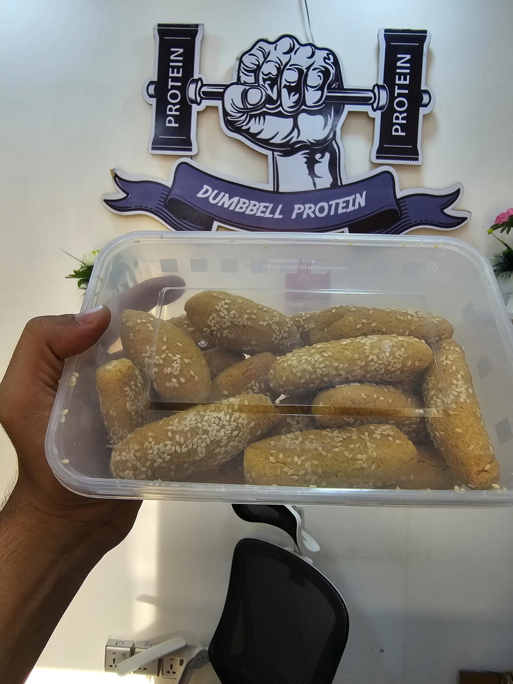 علبة من كعك سمسم سكري وخالي الكلوتين  Preview Image