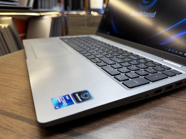 Dell precision 7560 Image 2 Preview