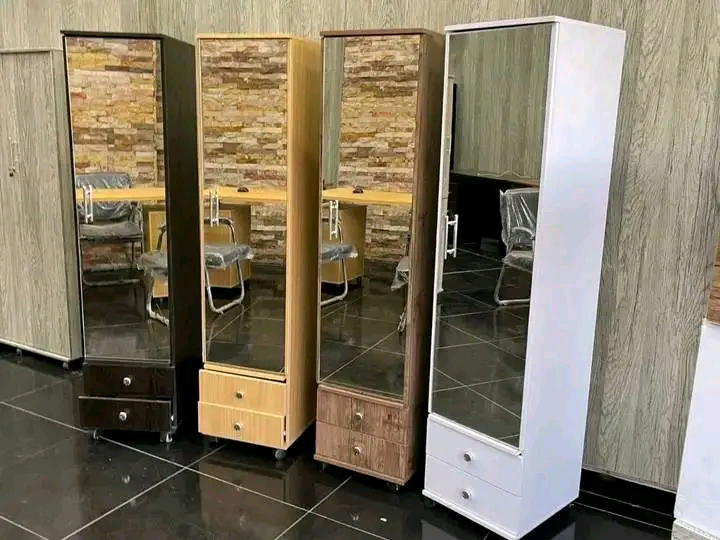 للبيع دولاب ضلفة واحدة متعدد الاستخدام ينفع وحدة تخزين أو جزامة أو دولاب صغير بسعر ع قد الايد 🤍✅توصيل مجانا القاهرة والجيزة Preview Image
