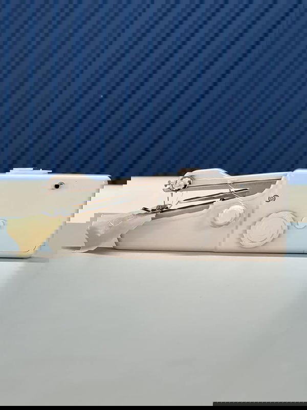 ماكينة خياطة يدوية صغيرة  Image 3 Preview