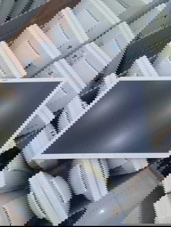 شاشات استيراد بوصة ليد  ابيض بالقواعد الاصليو24 Image 1 Preview