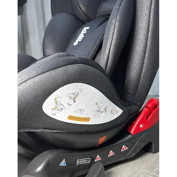 كرسي السيارة YB101A يجمع بين الأمان والراحة والسهولة. مصمم بنظام Isofix للتثبيت الآمن، ويوفر وضعيات مواجهة للخلف وللأمام، وحزام أمان خماسي النقاط لتعزيز الأمان، ومسند رأس قابل للتعديل ليناسب نمو طفلك. مثالي للآباء الباحثين عن الاعتمادية والأناقة. Image 7 Preview