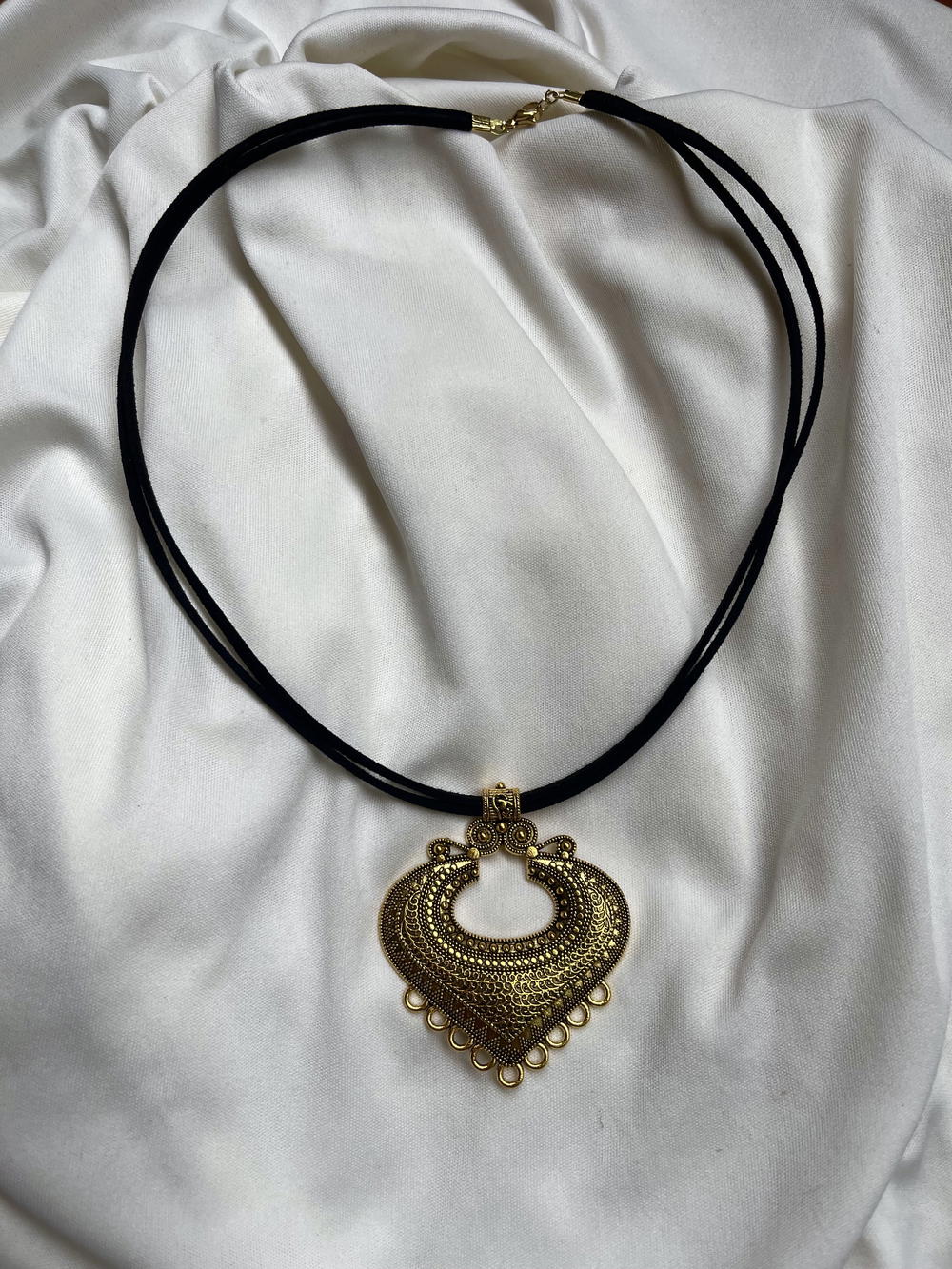 gold necklace  Preview Image