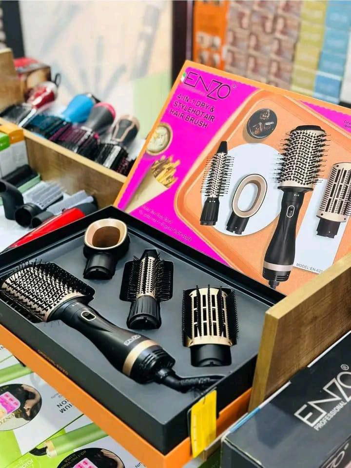 هل تبحثين عن الحل الأمثل لتصفيف شعرك بسهولة وسرعة؟نقدم لكِ بكج ENZO البطاطا 4 في 1 لتجفيف وتصفيف الشعر Preview Image