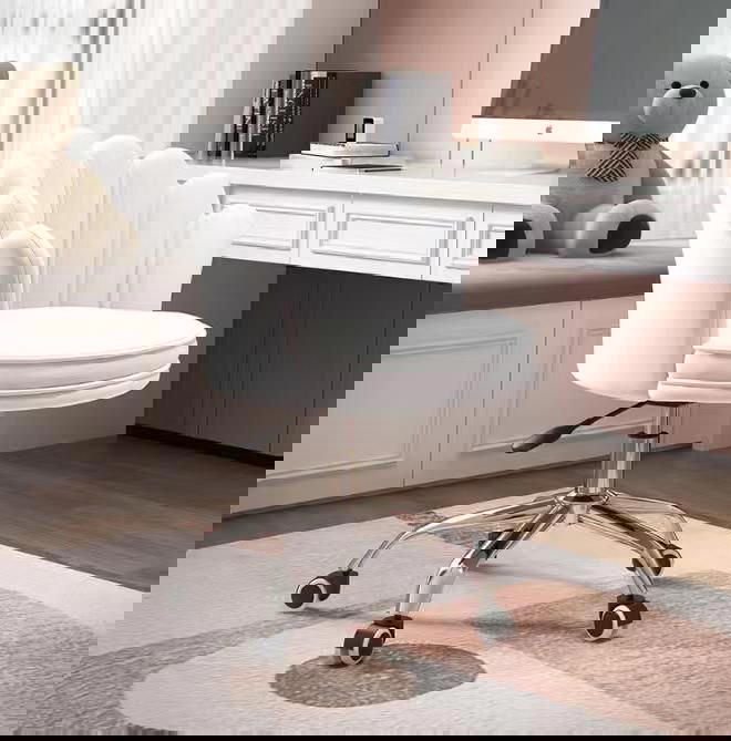 كرسي مكتبي شكل التاج مع قاعدة  عجلات وإمكانية التحكم بإرتفاع الكرسي Preview Image