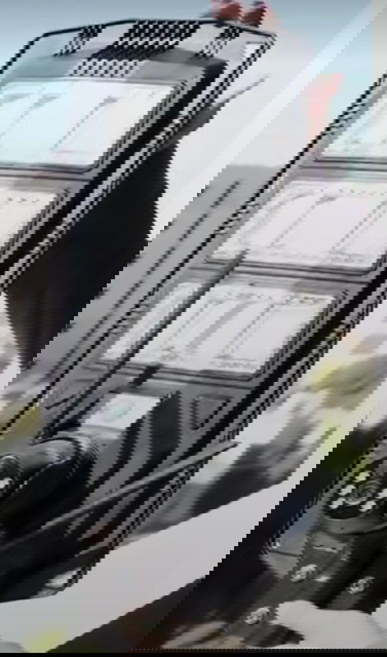 كشاف الطاقه الشمسيه مع كاميرا كشاف 450وات فعلي   مع كاميرا 300 ميجا بيكسل 4k تدعم التصوير الليلي عامود للكشاف حديد ريموت تحكم Preview Image