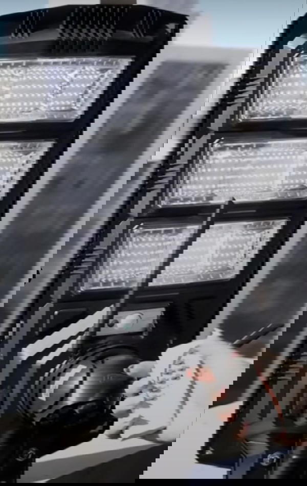 كشاف الطاقه الشمسيه مع كاميرا كشاف 450وات فعلي   مع كاميرا 300 ميجا بيكسل 4k تدعم التصوير الليلي عامود للكشاف حديد ريموت تحكم Image 5 Preview