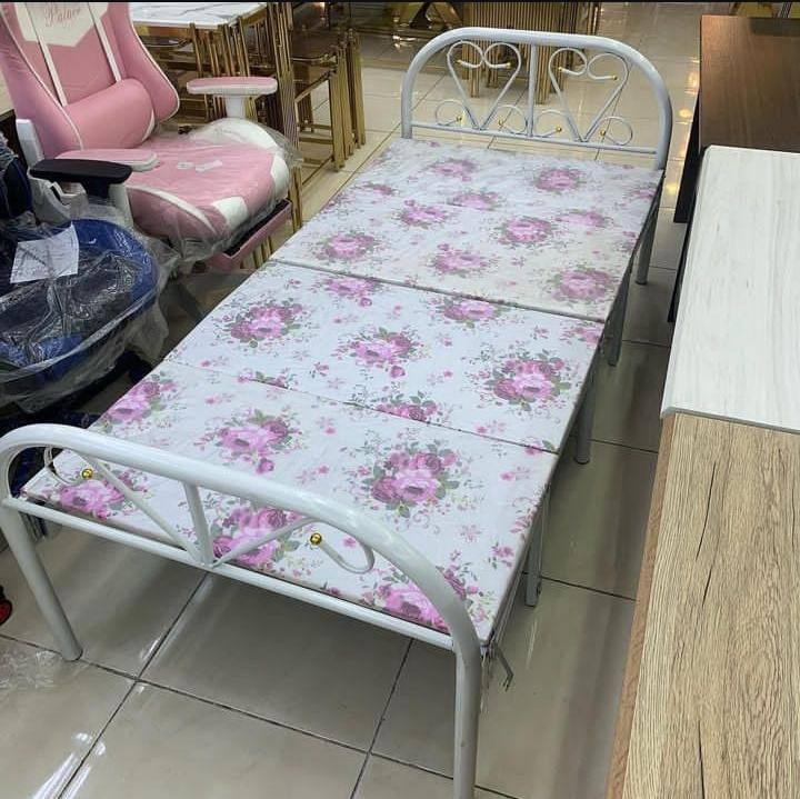 سرير حديد أبيض قابل للطي Preview Image