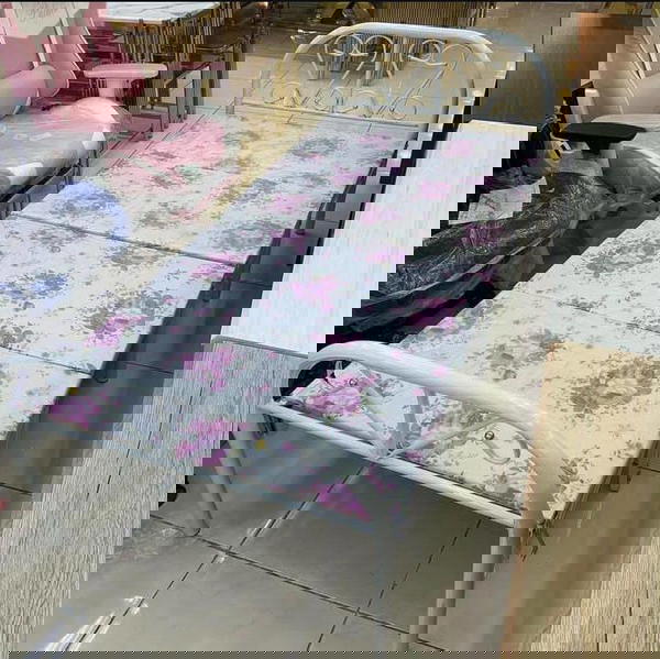 سرير حديد أبيض قابل للطي Image 1 Preview
