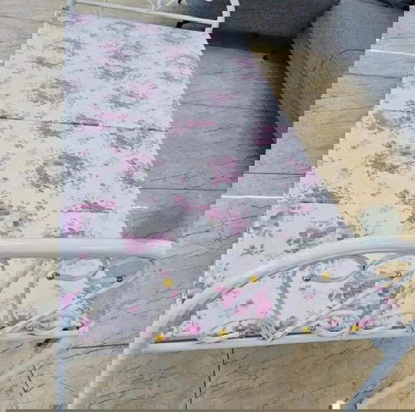 سرير حديد أبيض قابل للطي Image 2 Preview