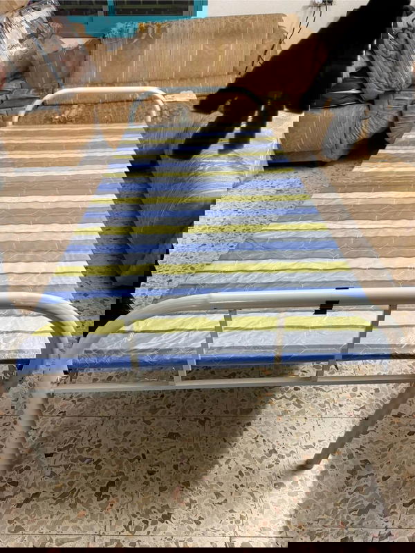 سرير حديد أبيض قابل للطي Image 9 Preview