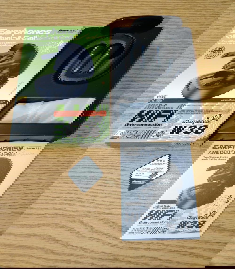 آيربود جلد أوريجينال ضمان 3 شهور Remax W38 Preview Image