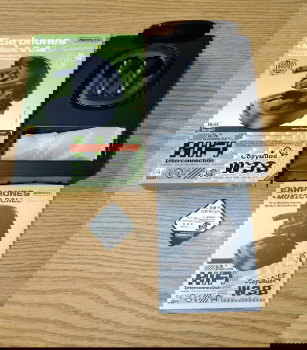 آيربود جلد أوريجينال ضمان 3 شهور Remax W38 Image 1 Preview