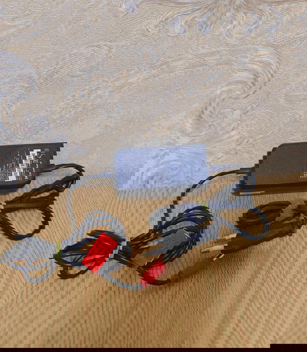 ادابتور اوريجينال (سوكيت احمر) ضمان 12v 2a Image 2 Preview