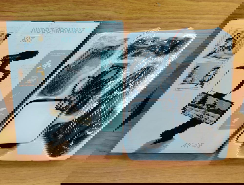حامل موبايل للتصوير متحرك (إضاءة + مايك) Ay-49 Preview Image