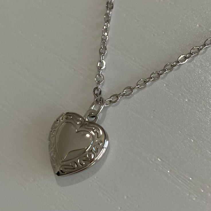 Small heart lock necklace💗 Preview Image